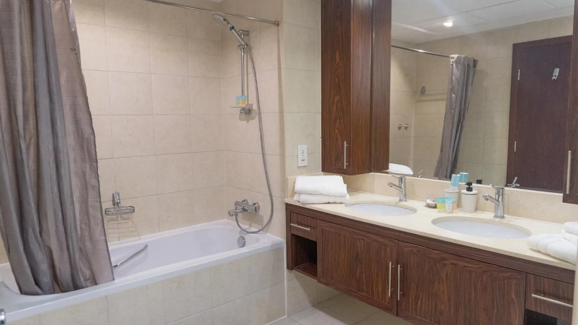 두바이 Downtown Oasis, Burj Khalifa Views, Luxury Amenities 아파트 0*,